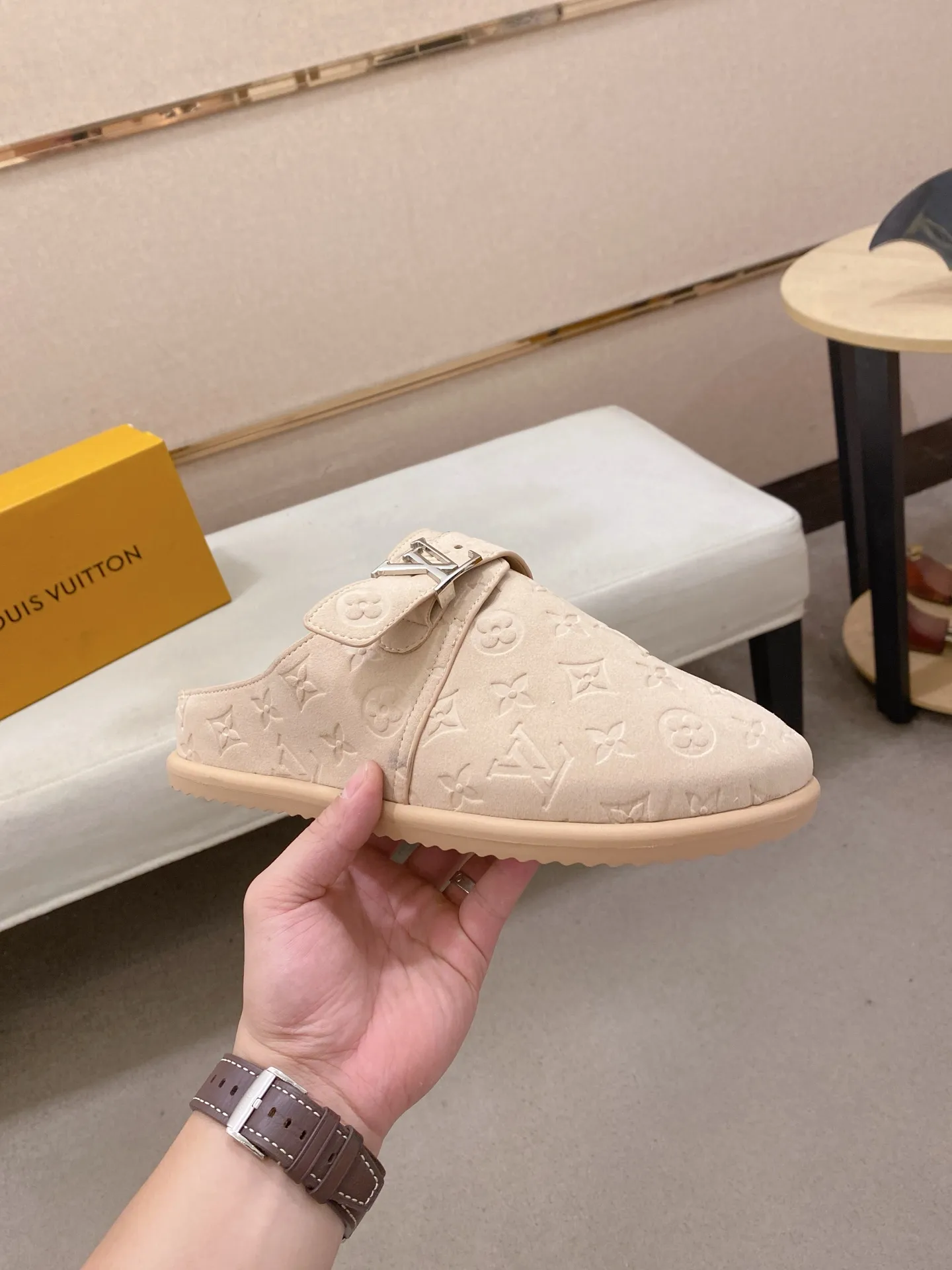 Men's shoes 💰: 360💰LV made 🔍Top purchasing agents, men's spring and summer slippers are available at the same counter. The uppers are made of Italian imported denim with logo graphics and high-quality craftsmanship. The soles are original soles specially provided by the original factory. The exclusive movable molded soles are super comfortable. Original factory follow-up products. 🔍🔍High quality. You can enter and exit the counter at will. Welcome to compare. The code number is 38-44.